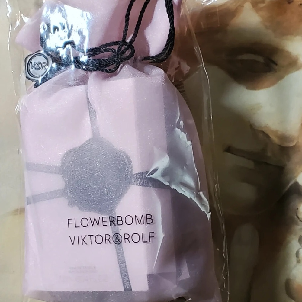 Viktor & Rolf Light Pink Cosmetic Drawstring .Lotions + perfume sample + bag. - Picture 6 of 6